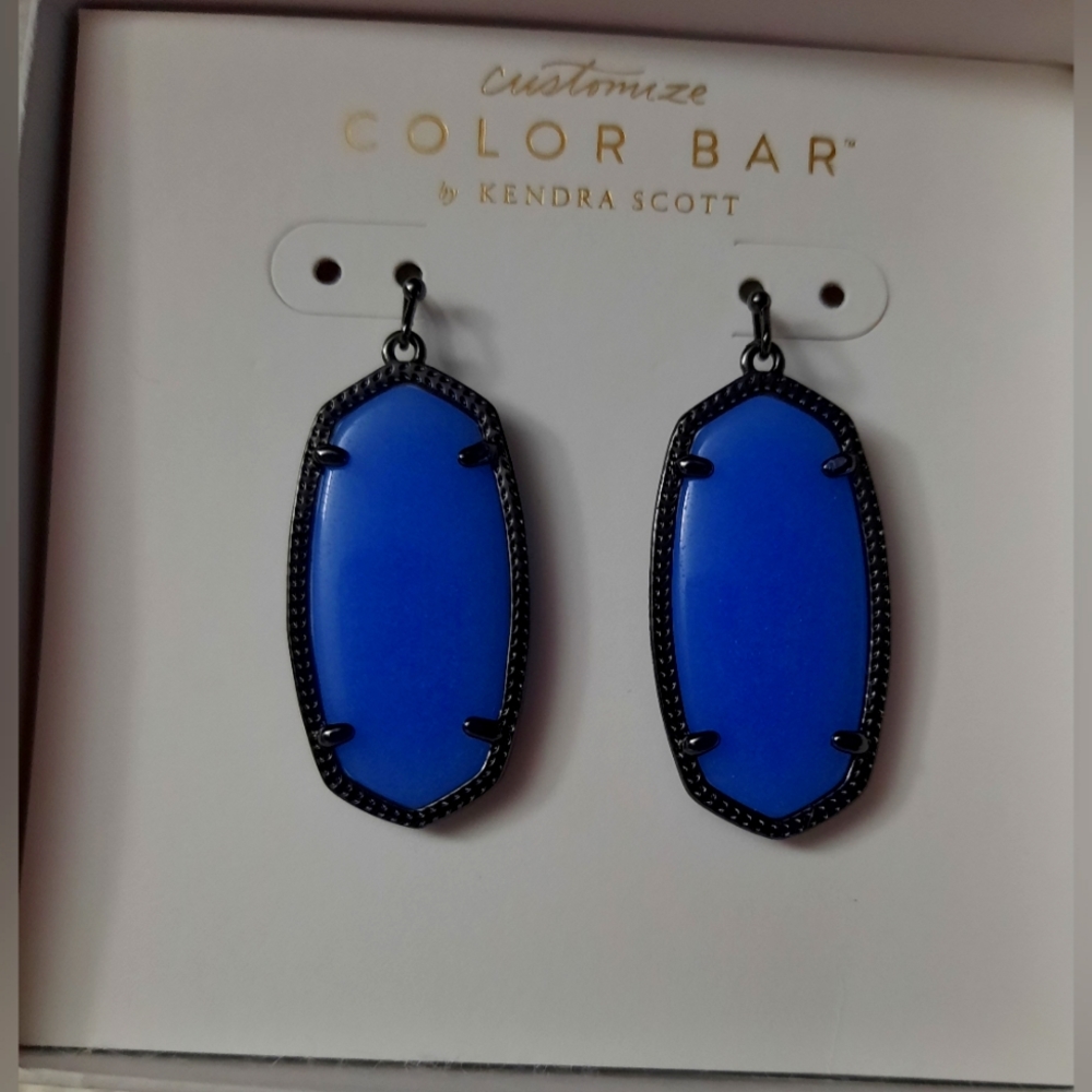 NWT Beautiful Kendra Scott glow earrings
